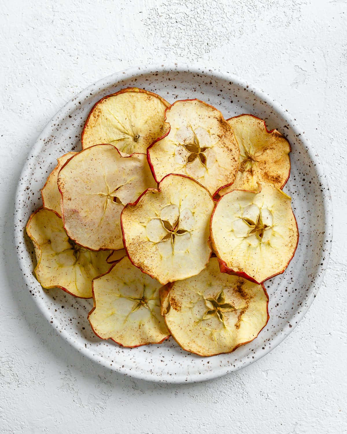 Apple Snacks, cinnamon-dusted apple slices, speckled ceramic plate, HD Phone Wallpaper