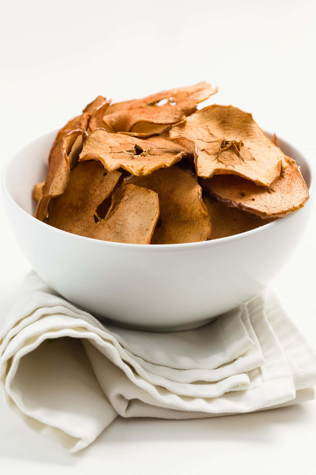 crispy apple chips, white bowl, cream napkin, HD Phone Wallpaper