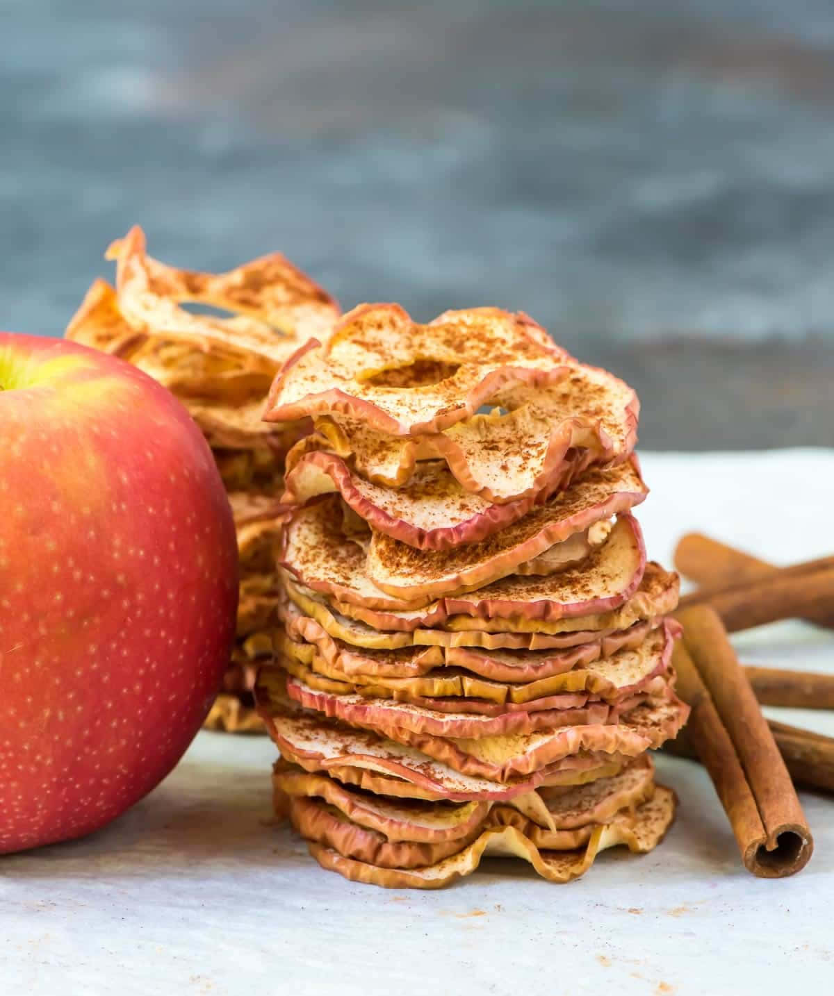 cinnamon-dusted dried apple slices, fresh red apple, whole cinnamon sticks, HD Phone Wallpaper