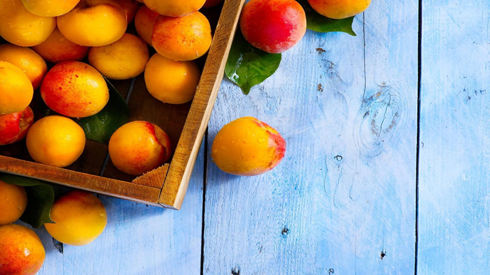 box of ripe apricot fruits, freshly harvested ripe apricots, dew drops, Full HD Desktop Wallpaper