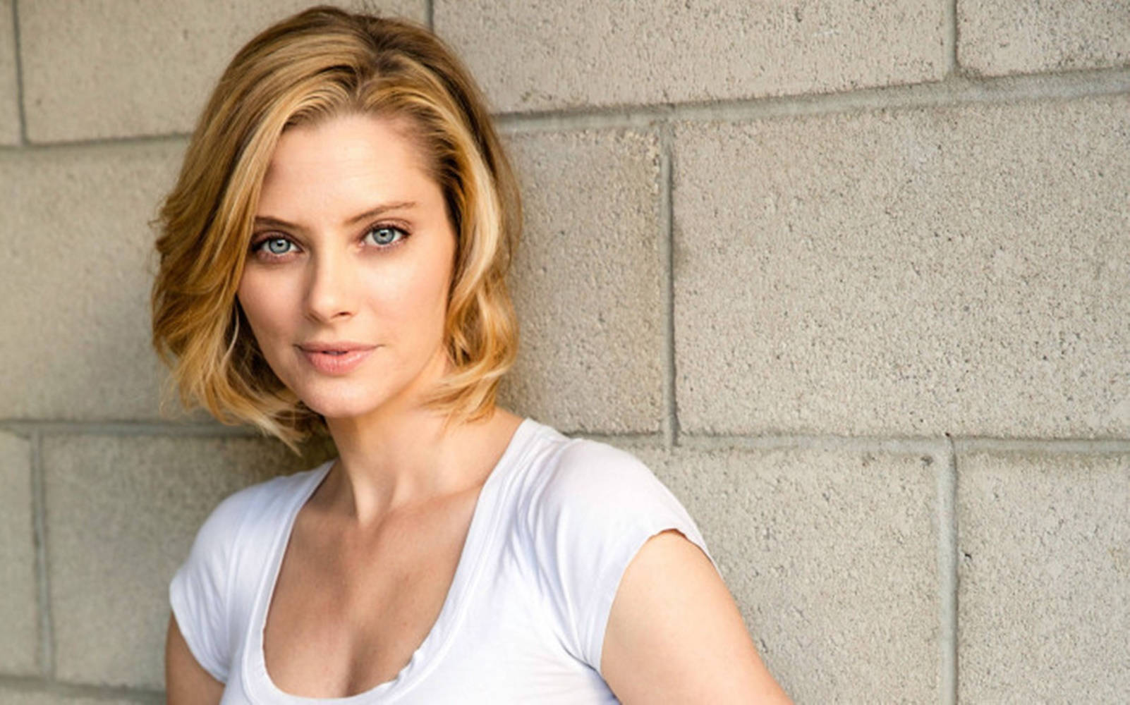 April Bowlby, white t-shirt, blonde hair, HD Desktop Wallpaper
