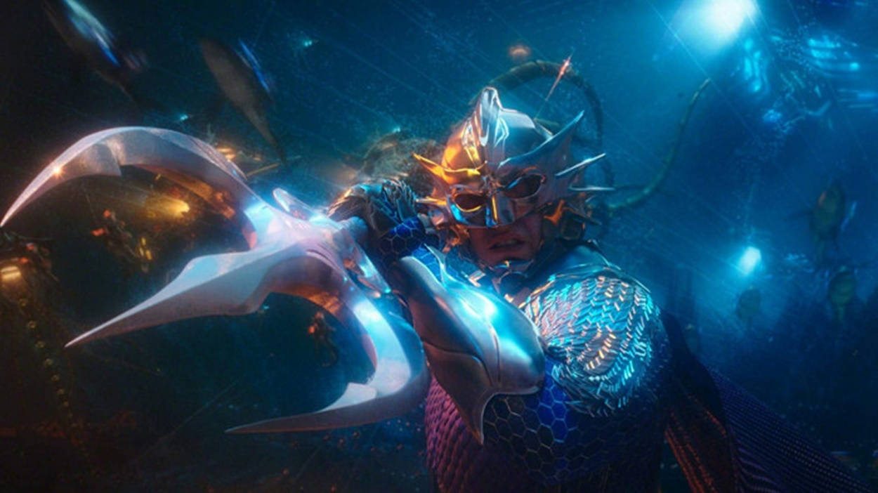 Aquaman, blue and gold armor, glowing trident, SD Desktop Wallpaper