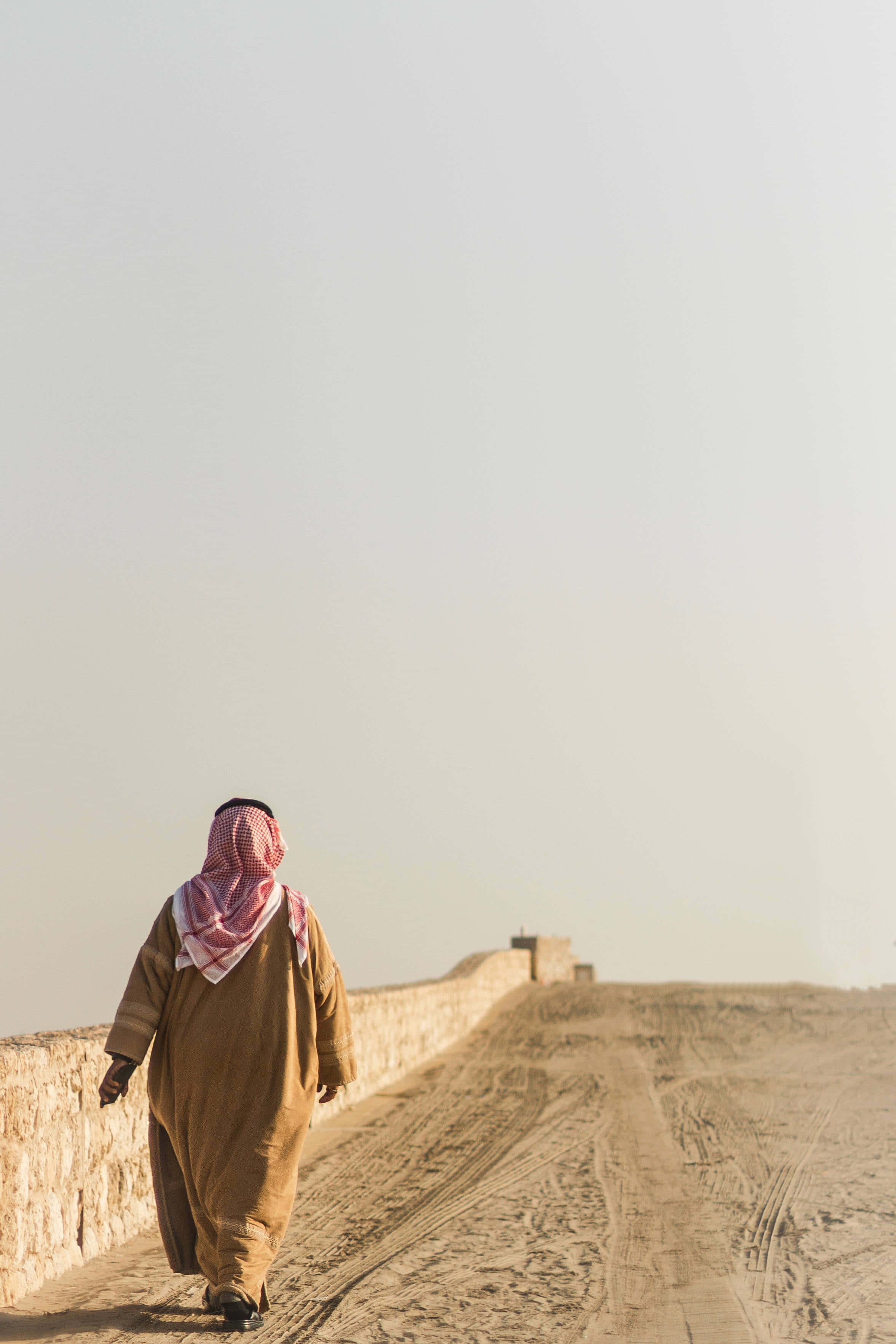 Arab Man, desert road, traditional attire, 2K Phone Wallpaper