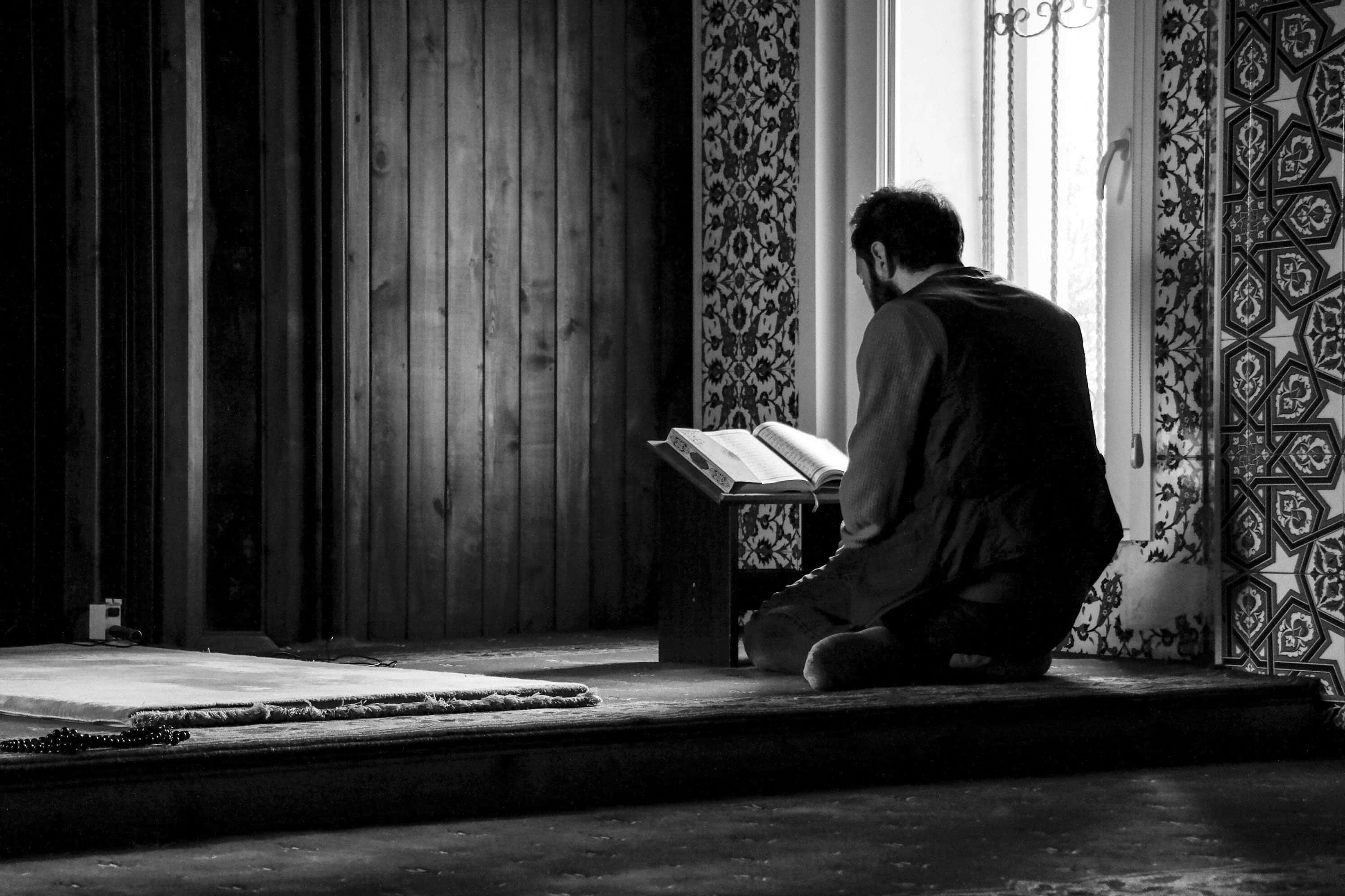 Arabic 3000 x 2000, open book, dimly lit room, 2K Desktop Wallpaper