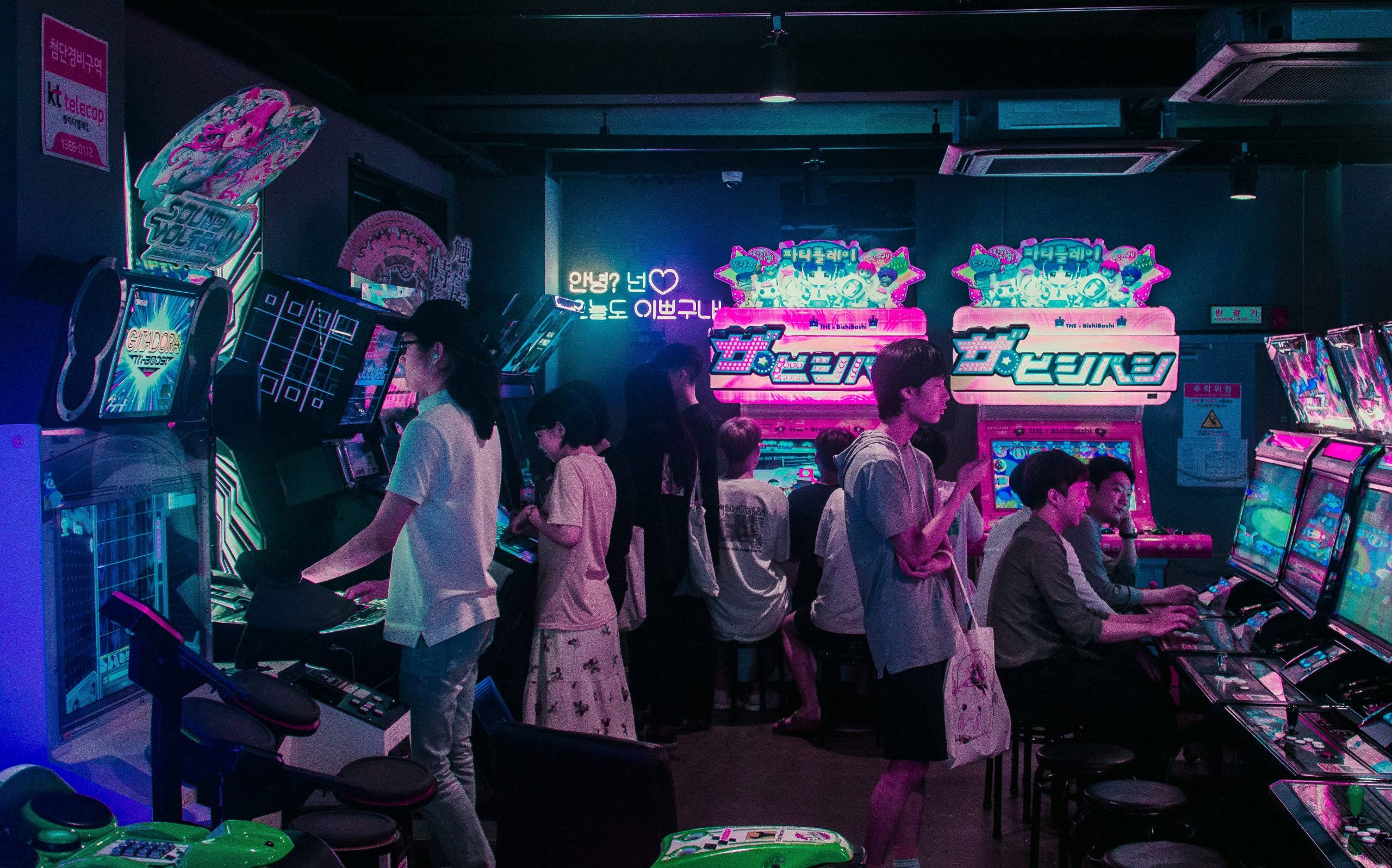 Arcade, neon signs, gaming lounge, 2K Desktop Wallpaper