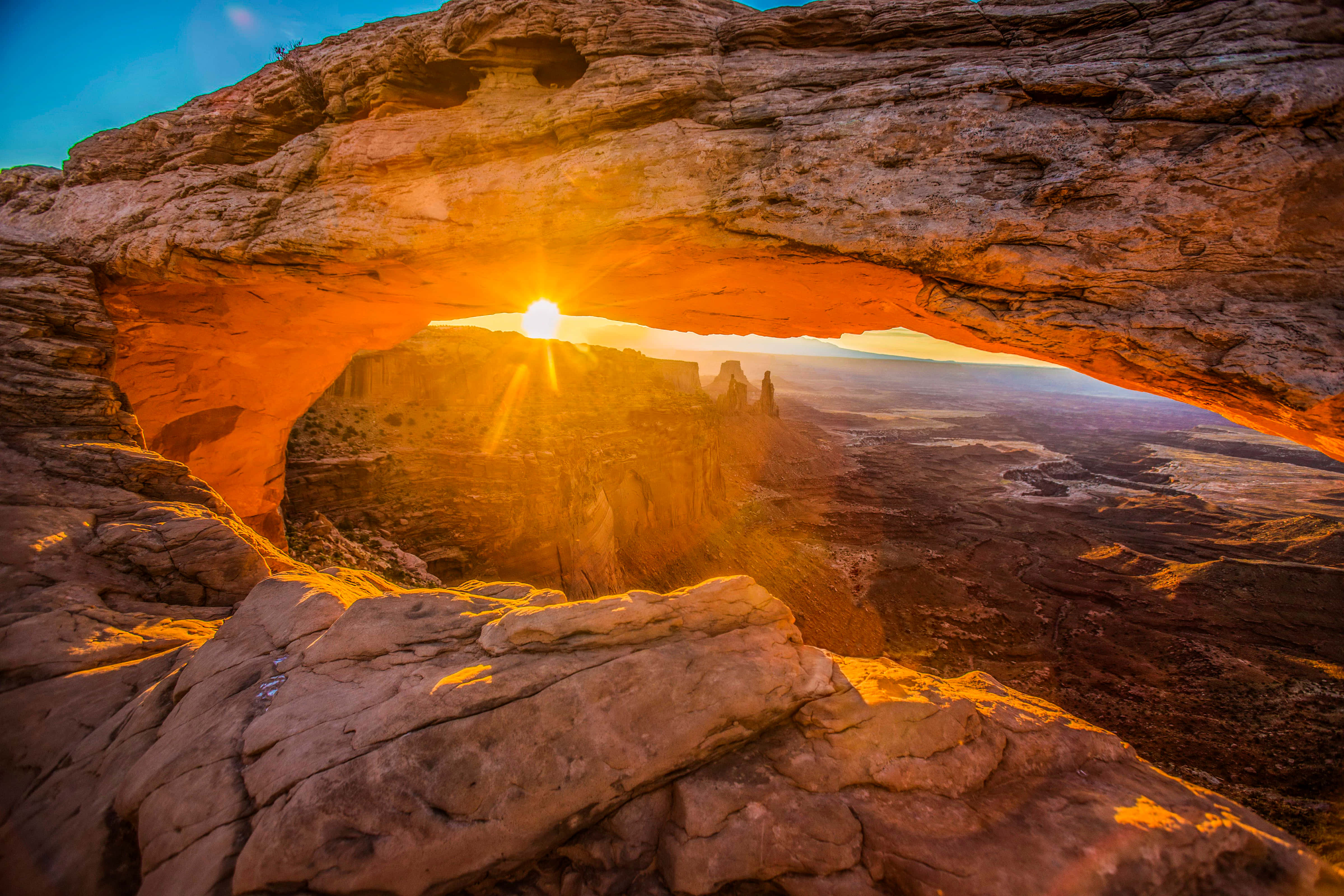 Sunset, massive natural rock arch, desert canyon landscape, 4K Desktop Wallpaper