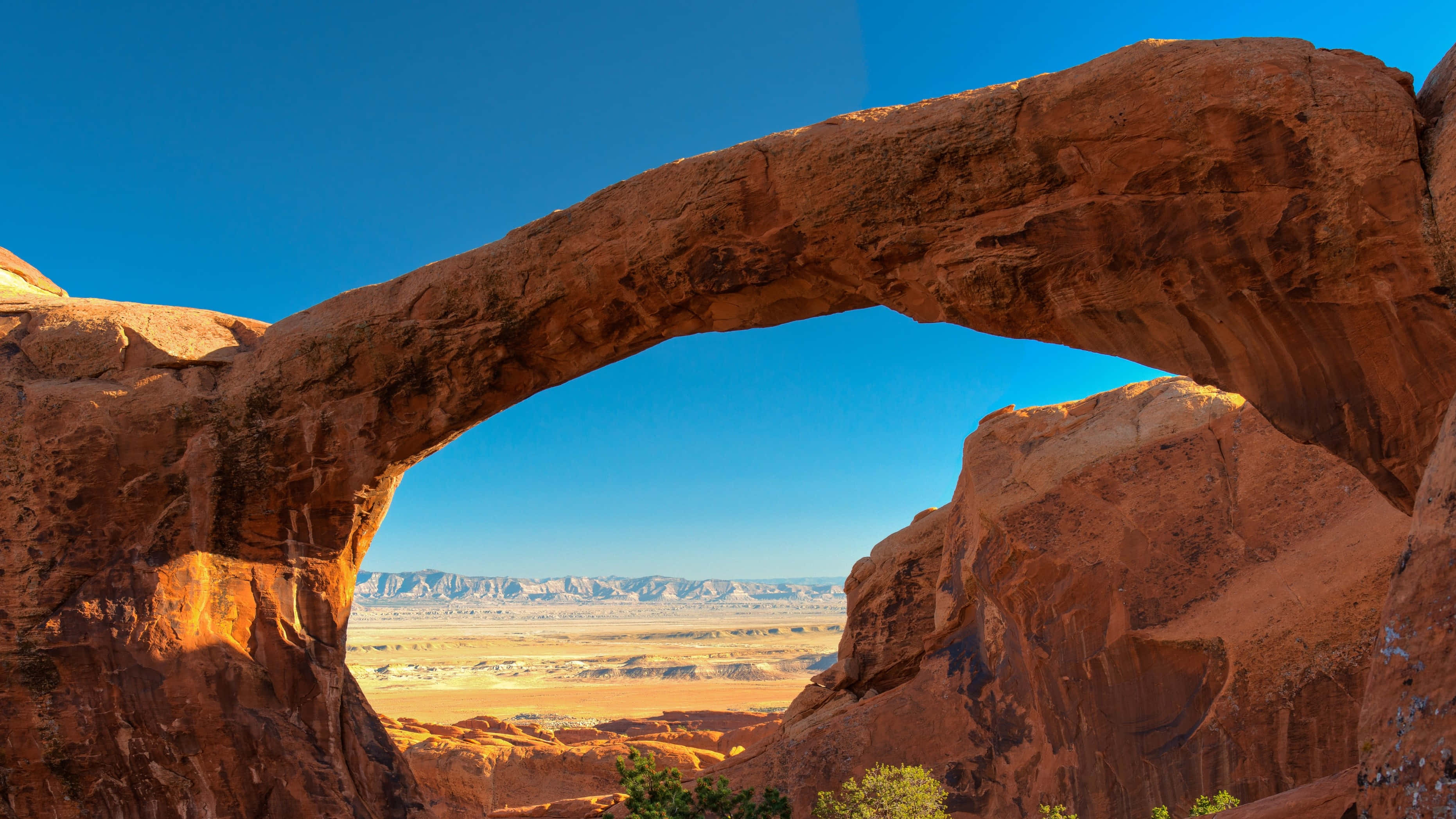 red sandstone arch, desert canyon, clear blue sky, 2K Desktop Wallpaper