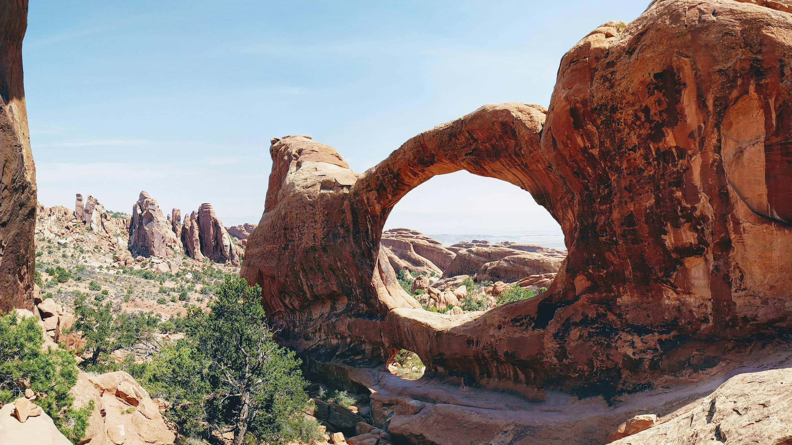 red sandstone arch, desert vista, clear blue sky, 2K Desktop Wallpaper