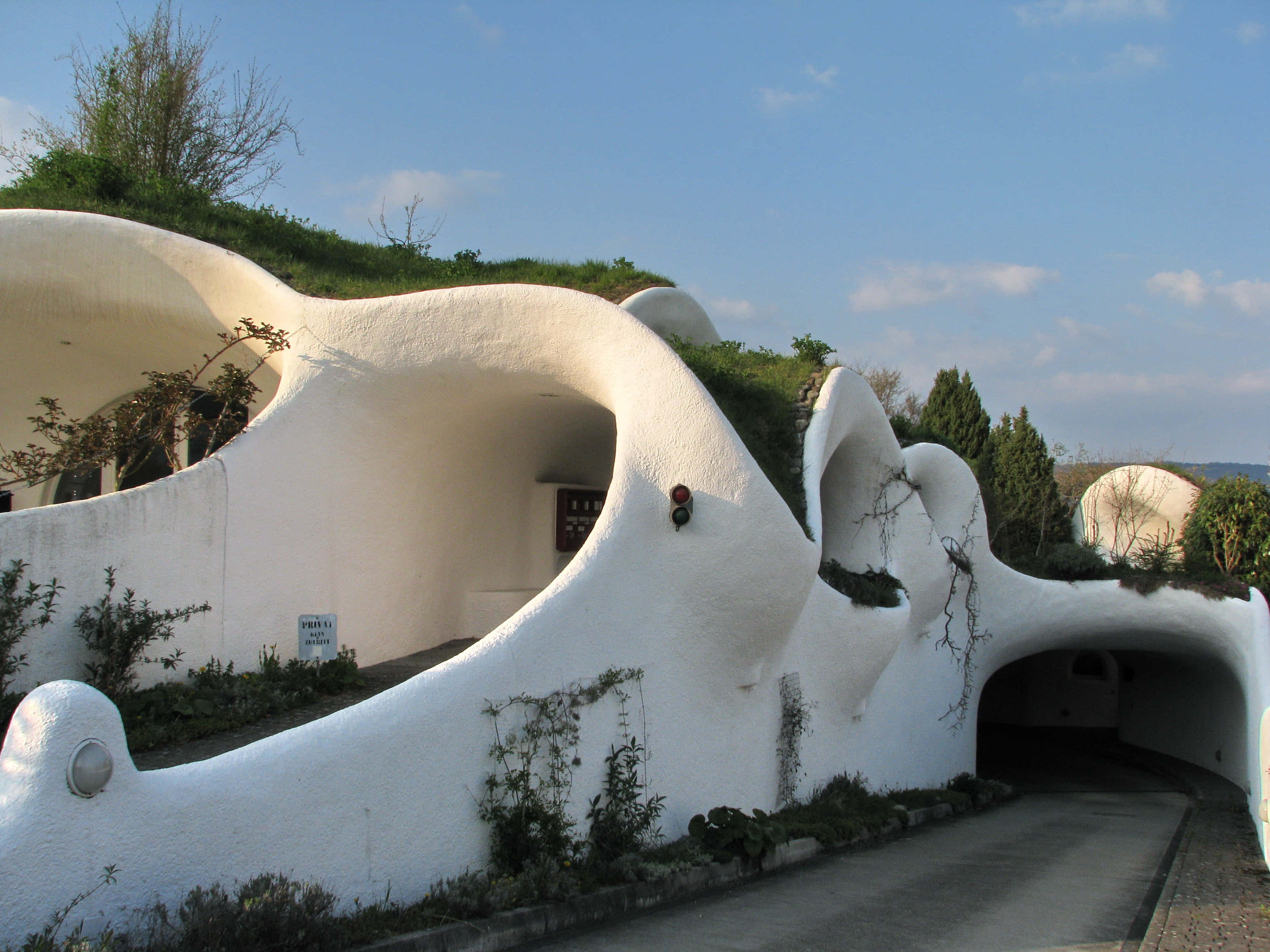 organic architecture, white organic building, flowing curves, 2K Desktop Wallpaper