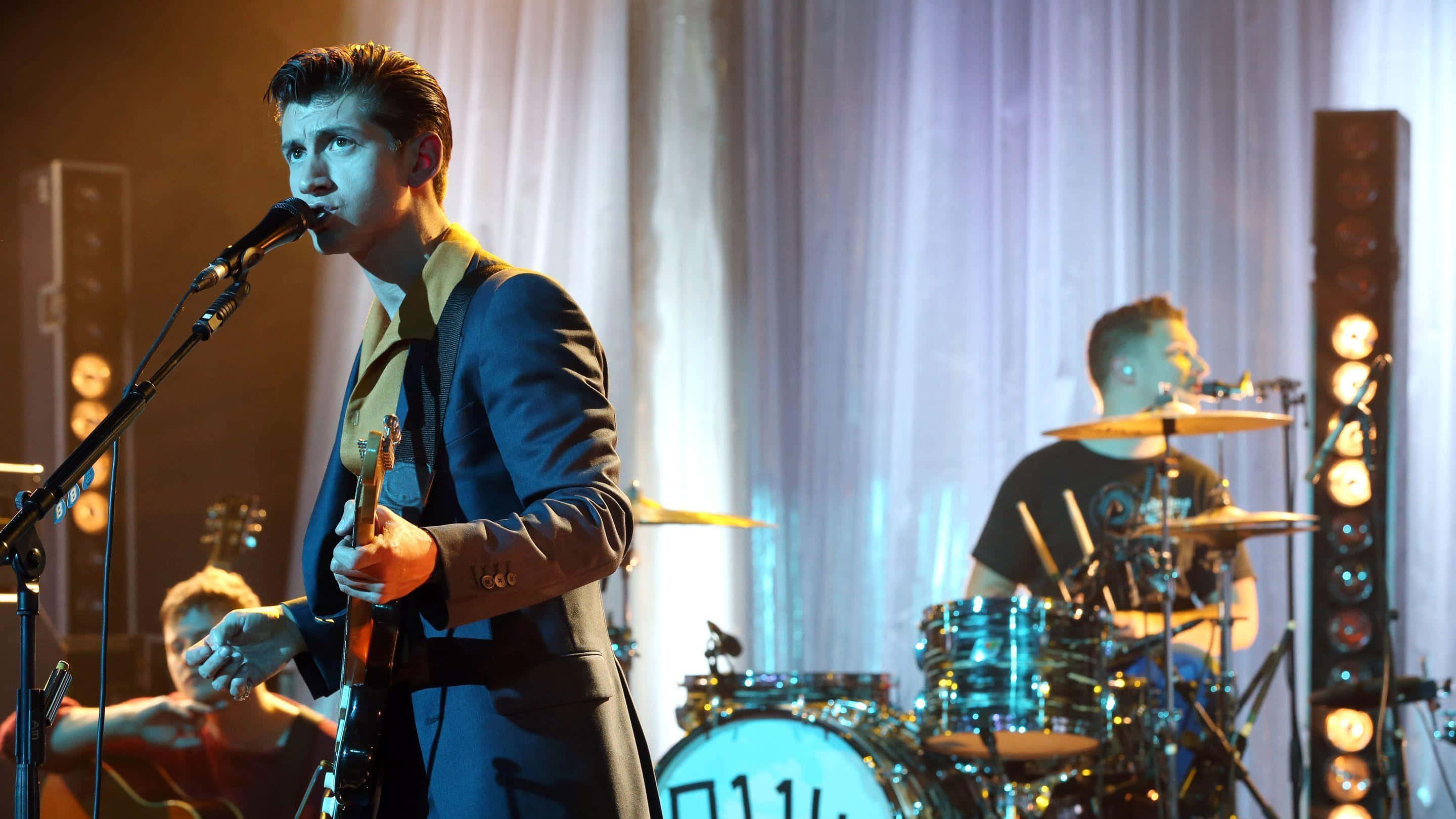 Arctic Monkeys, live performance, suit, 2K Desktop Wallpaper
