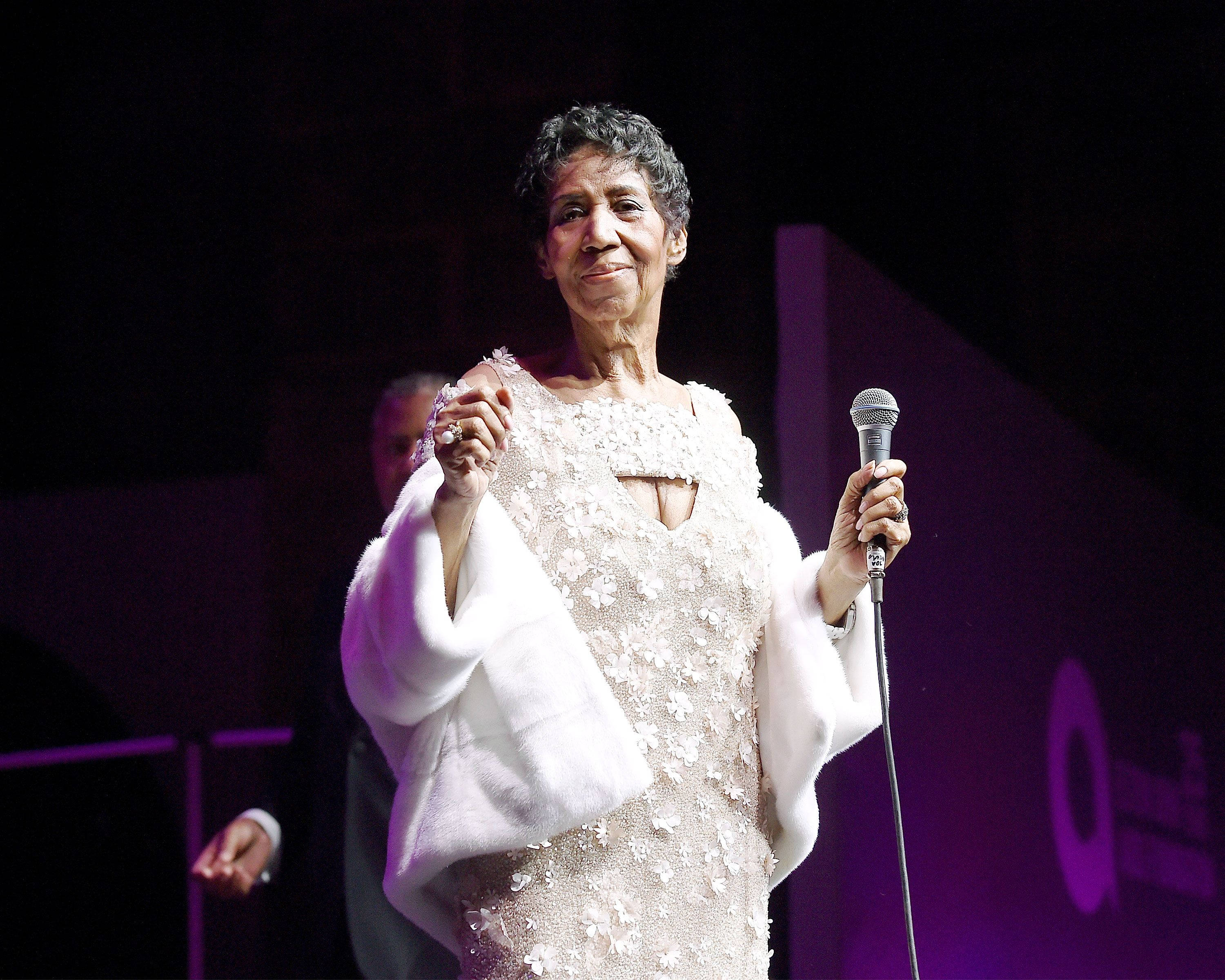 Aretha Franklin, white floral gown, fur stole, 2K Desktop Wallpaper