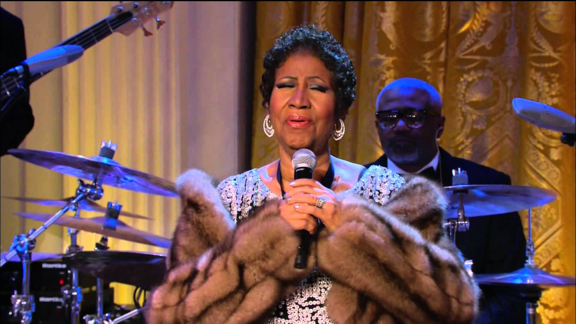 Aretha Franklin, fur stole, mic, Full HD Desktop Wallpaper