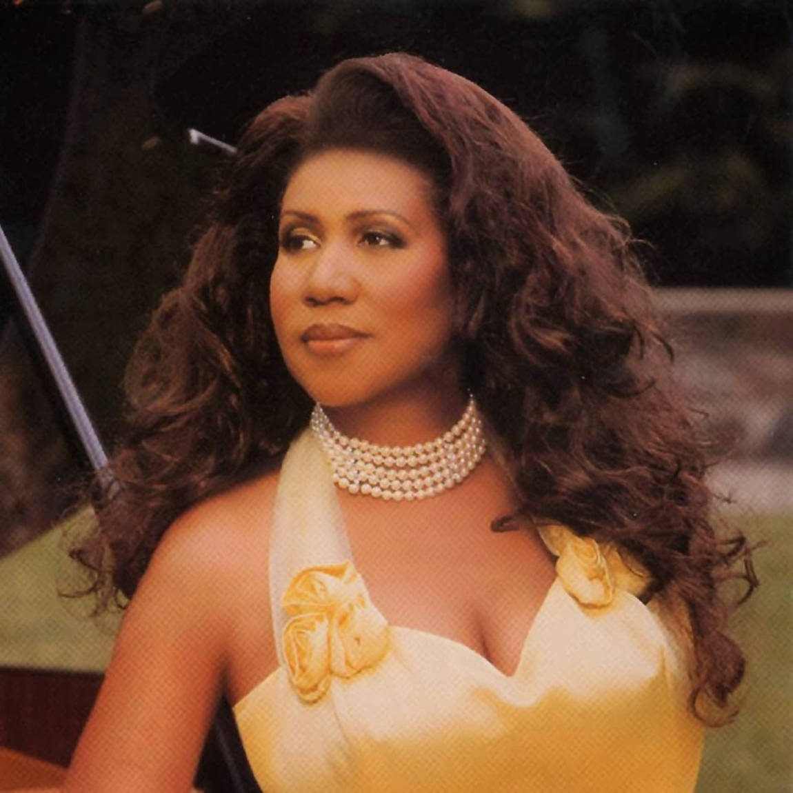 Aretha Franklin, greatest hits (1980-1994), yellow dress, SD Desktop Wallpaper