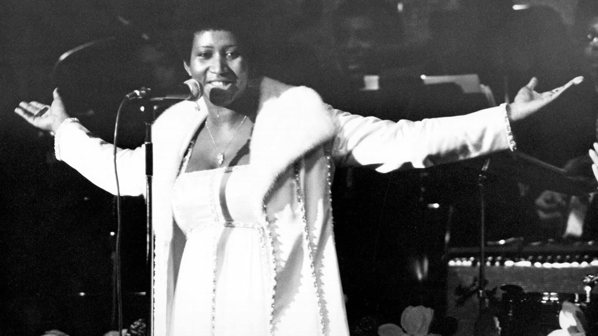 Aretha Franklin, black and white photo, joyful singer, Full HD Desktop Wallpaper