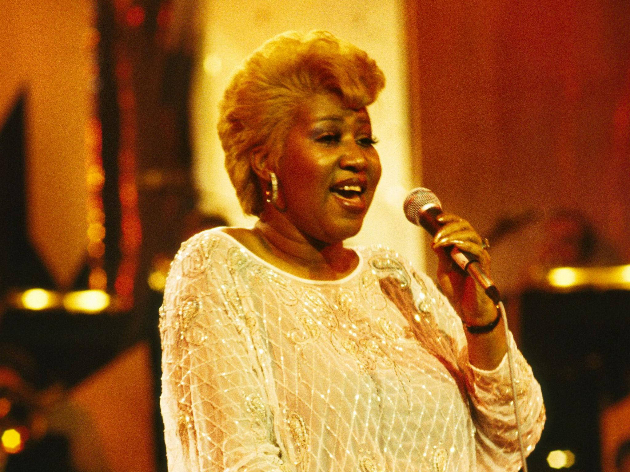 Aretha Franklin, sparkling white dress, warm stage lights, Full HD Desktop Wallpaper