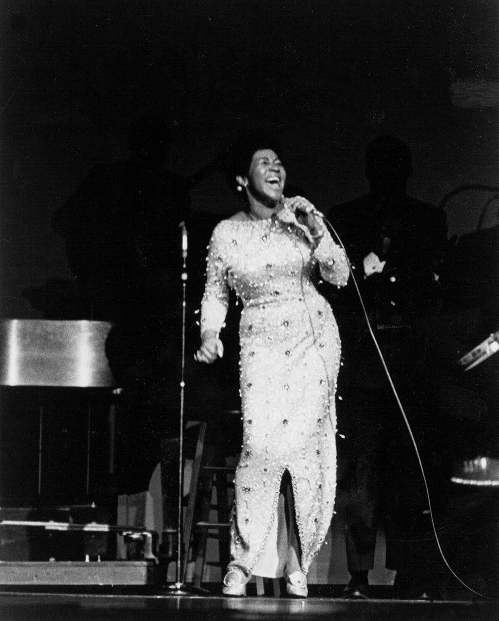 Aretha Franklin, beaded gown, microphone, SD Phone Wallpaper