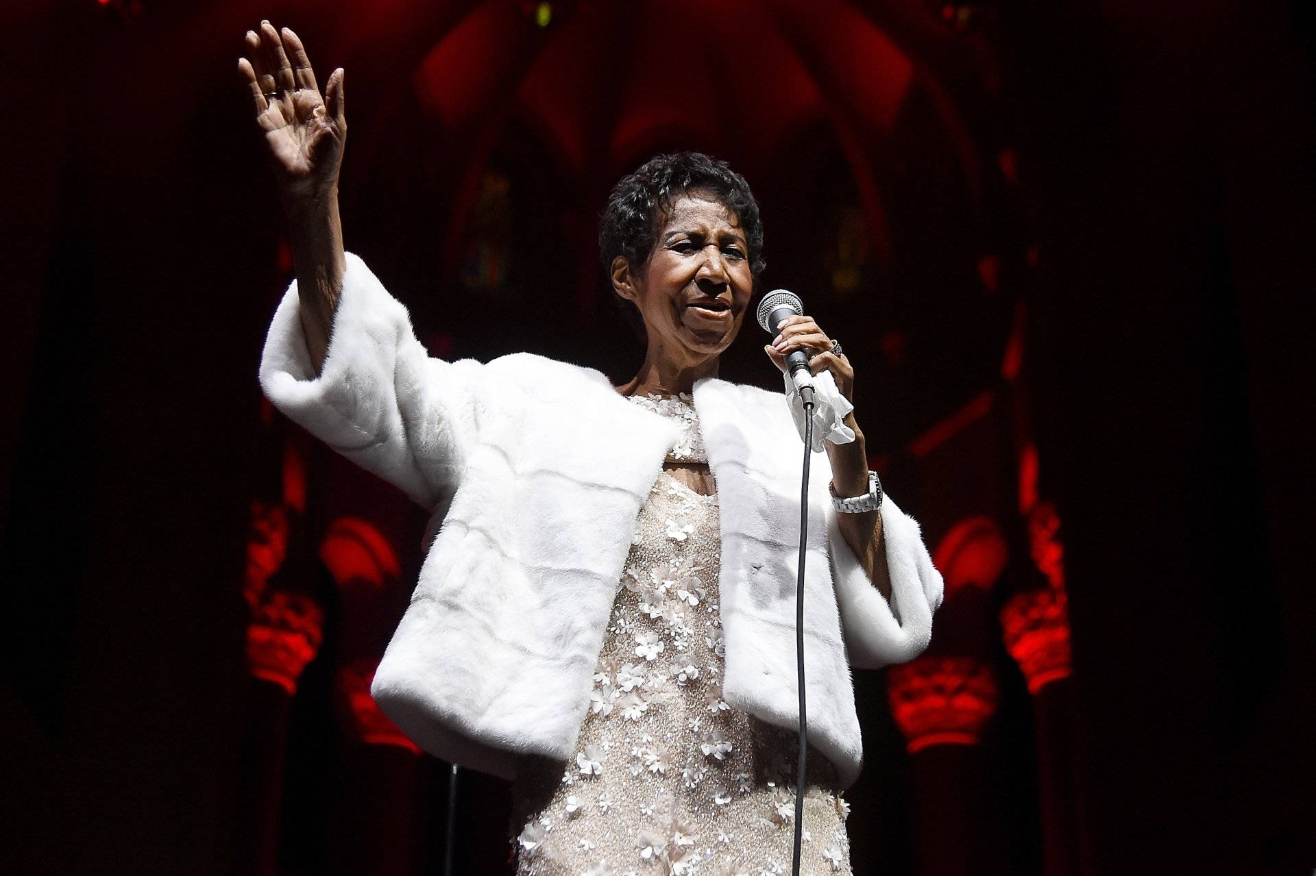 Aretha Franklin, white fur coat, red lights, Full HD Desktop Wallpaper