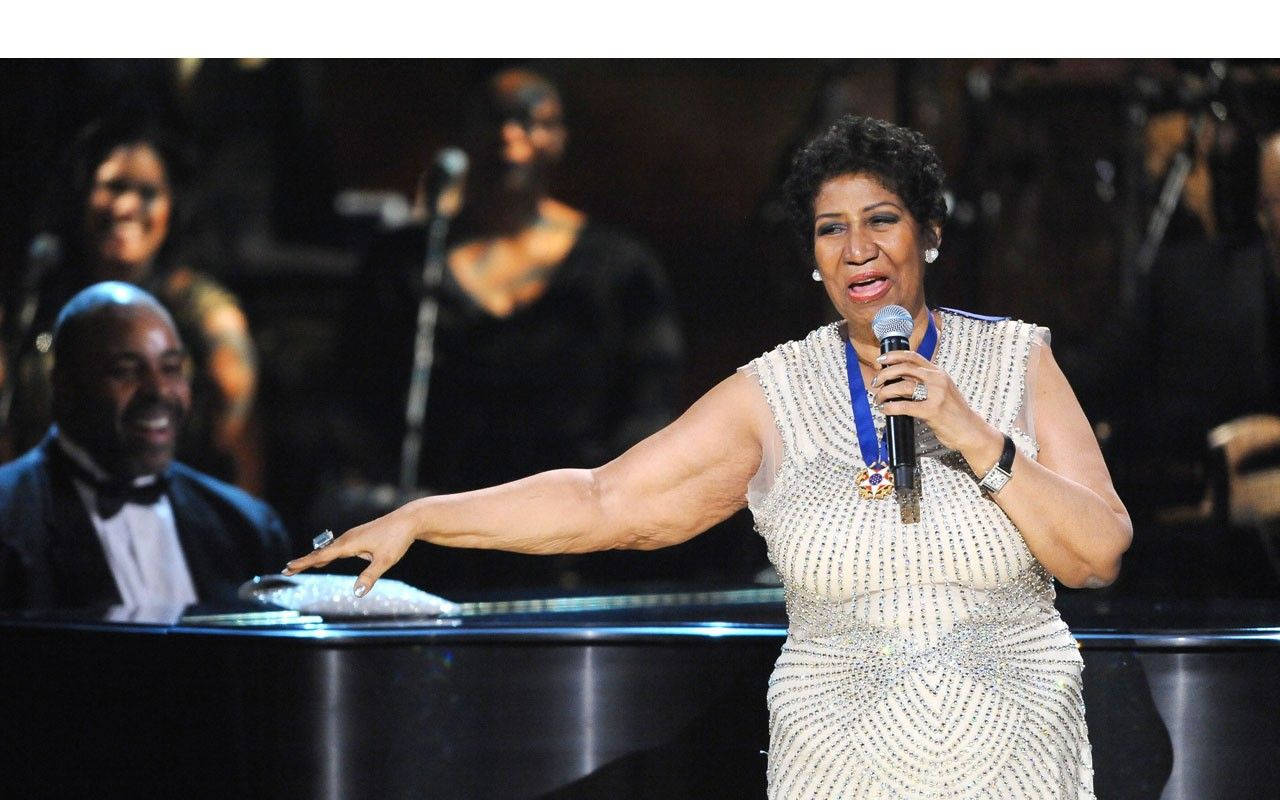 Aretha Franklin, piano, sparkling white dress, HD Desktop Wallpaper