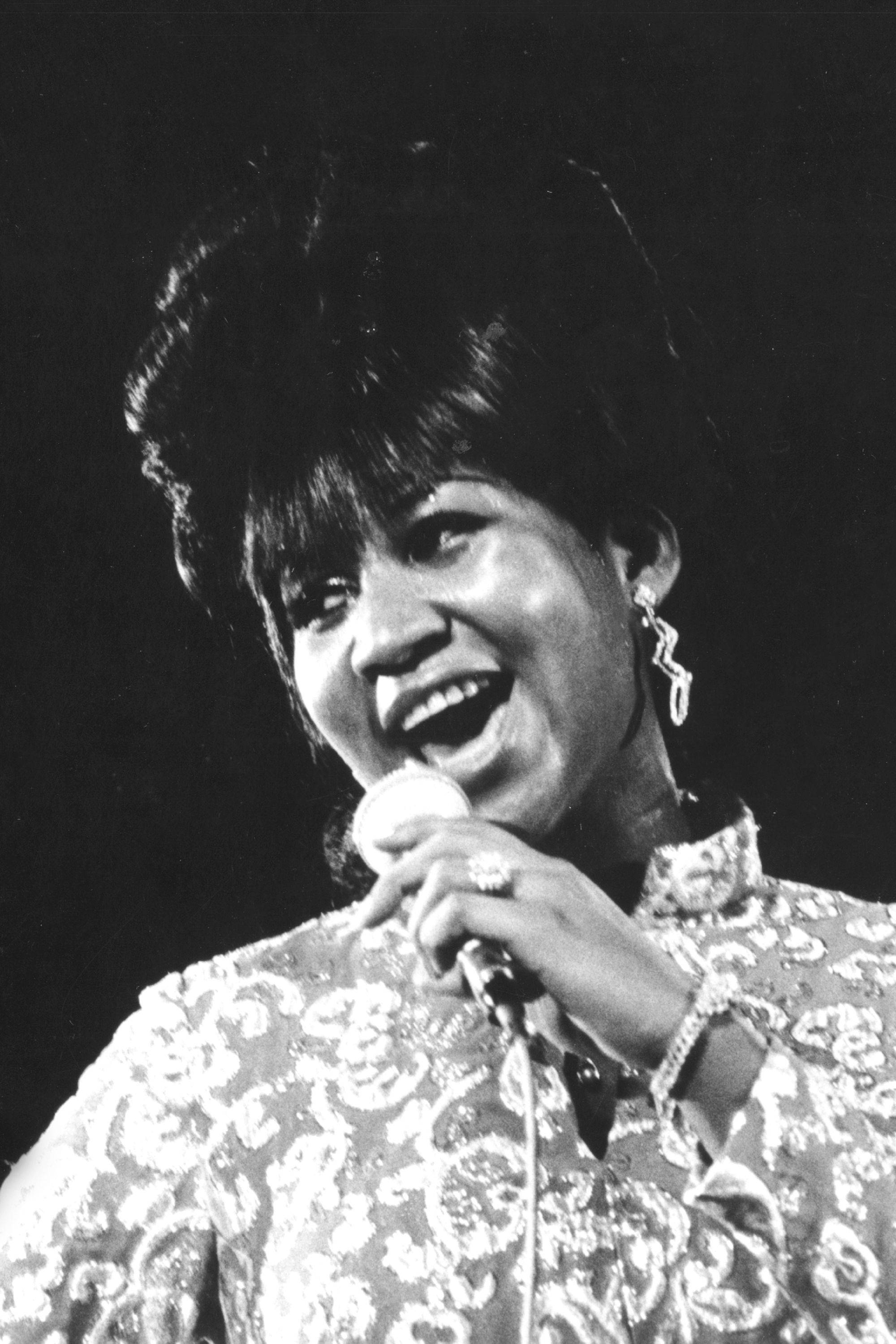 Aretha Franklin, stage, microphone, 2K Phone Wallpaper