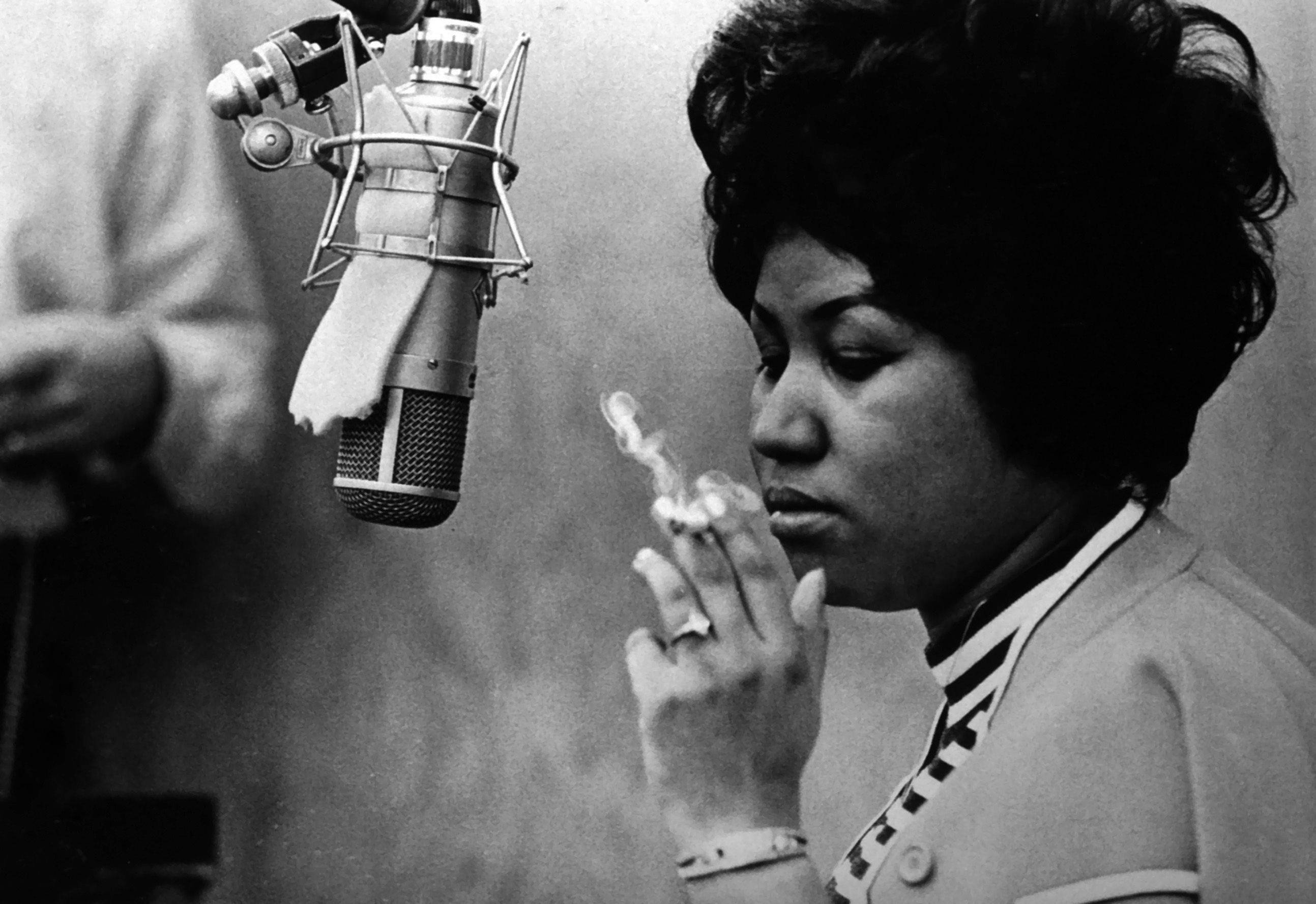 Aretha Franklin, vintage microphone, striped collared shirt, 2K Desktop Wallpaper