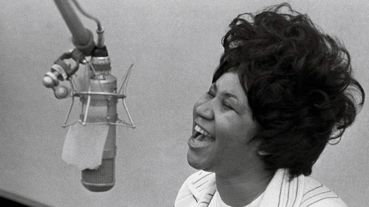 Aretha Franklin, vintage studio microphone, curly hair, HD Desktop Wallpaper