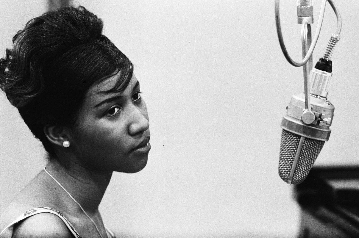 Aretha Franklin, vintage microphone, studio, SD Desktop Wallpaper
