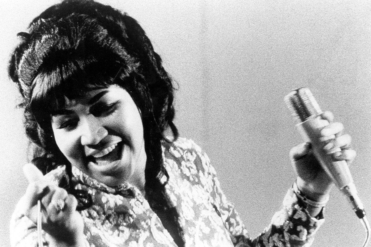 Aretha Franklin, vintage microphone, patterned blouse, SD Desktop Wallpaper