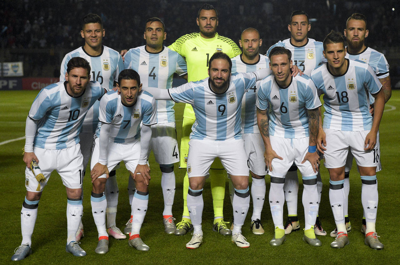Argentina National Football Team, light blue and white striped jerseys, green pitch, HD Desktop Wallpaper