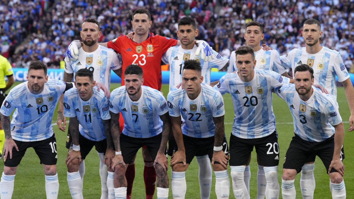 Argentina National Football Team, blue and white striped jerseys, green pitch, SD Desktop Wallpaper