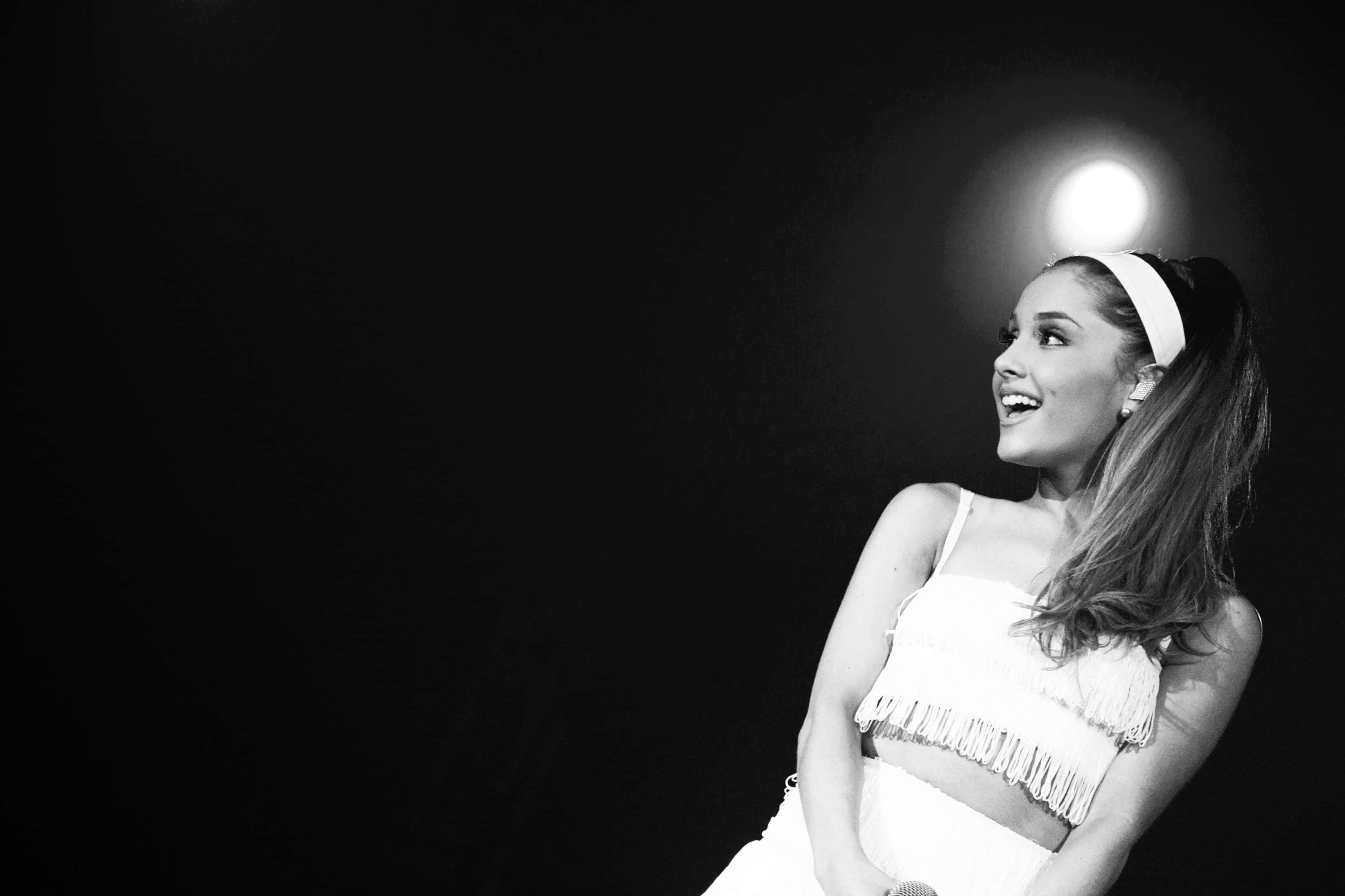 Ariana Grande Aesthetic, white fringed outfit, spotlight, 2K Desktop Wallpaper