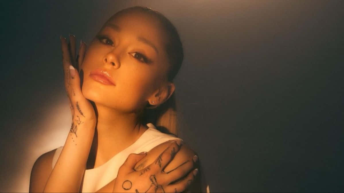 Ariana Grande, soft glow, warm golden light, SD Desktop Wallpaper