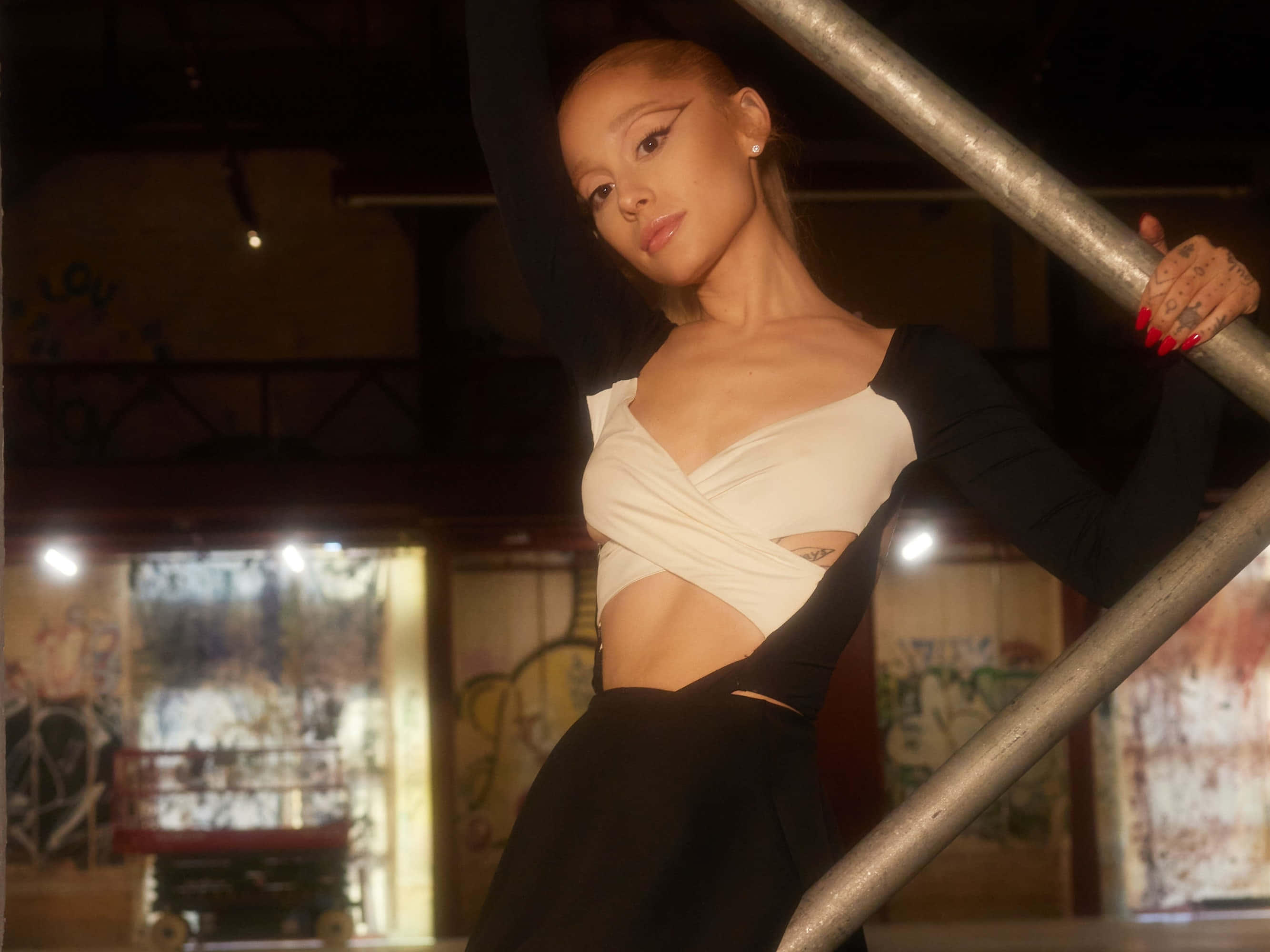 Ariana Grande, black and white crop top, red nails, 2K Desktop Wallpaper