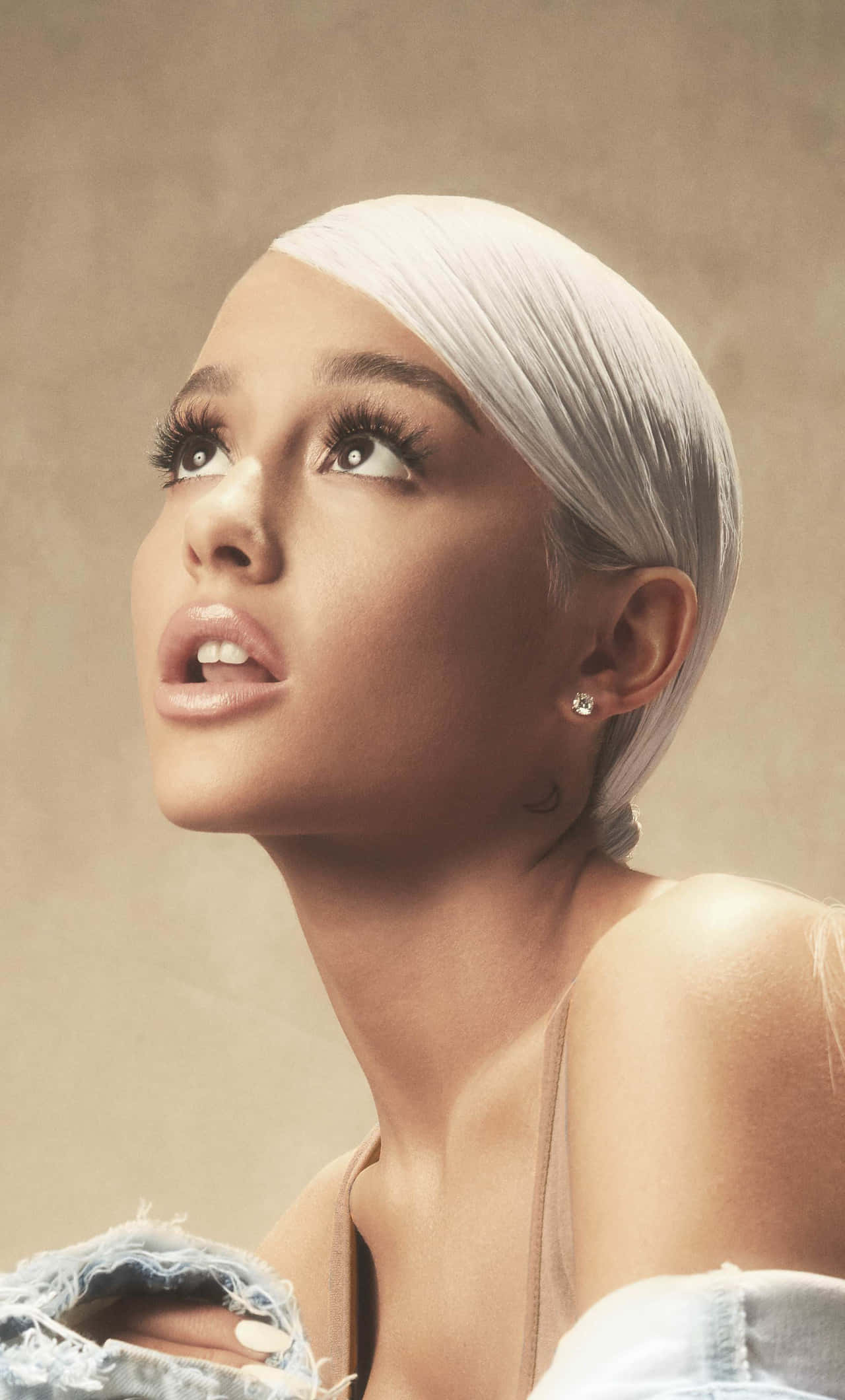 Ariana Grande, platinum blonde hair, warm beige backdrop, Full HD Phone Wallpaper
