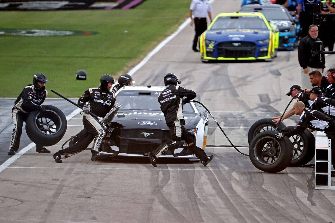 Aric Almirola, black Ford Mustang race car, pit crew, SD Desktop Wallpaper