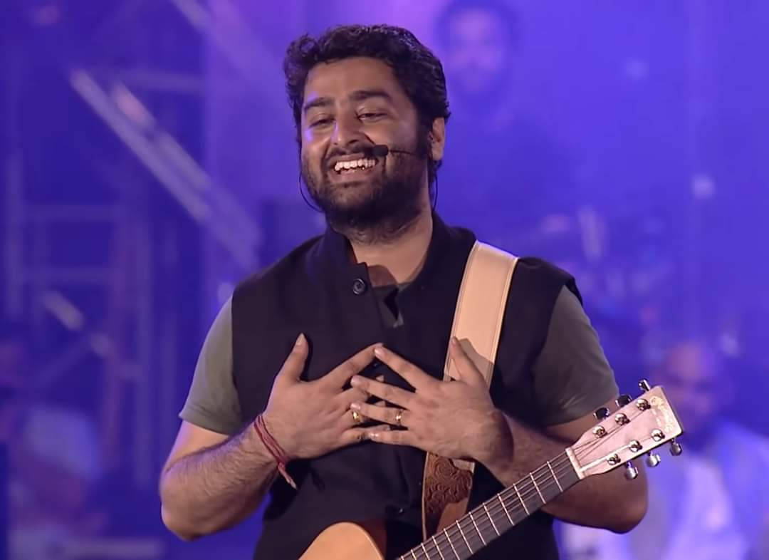 Arijit Singh, acoustic guitar, purple-lit stage, SD Desktop Wallpaper