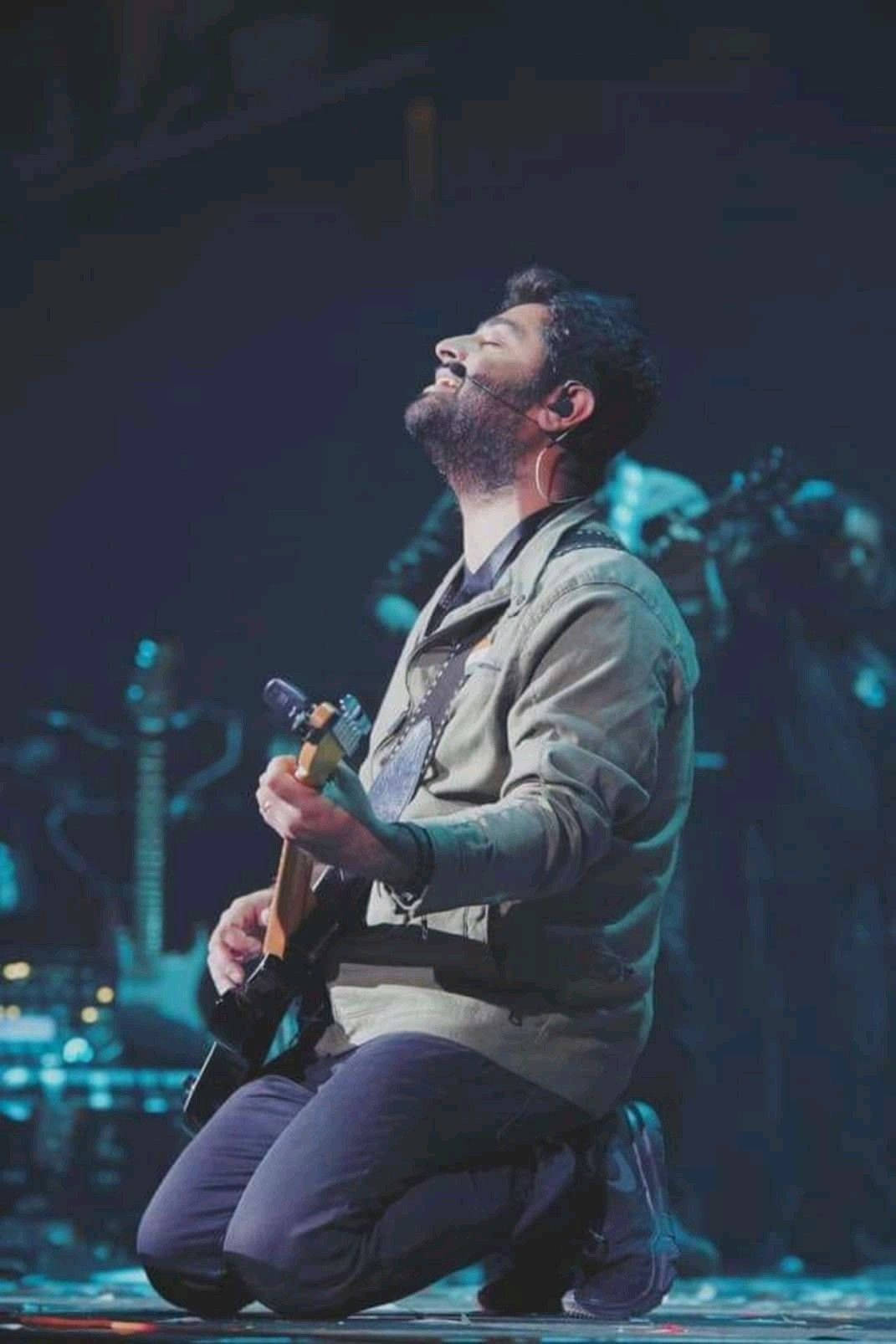 Arijit Singh, guitar, blue stage lights, HD Phone Wallpaper