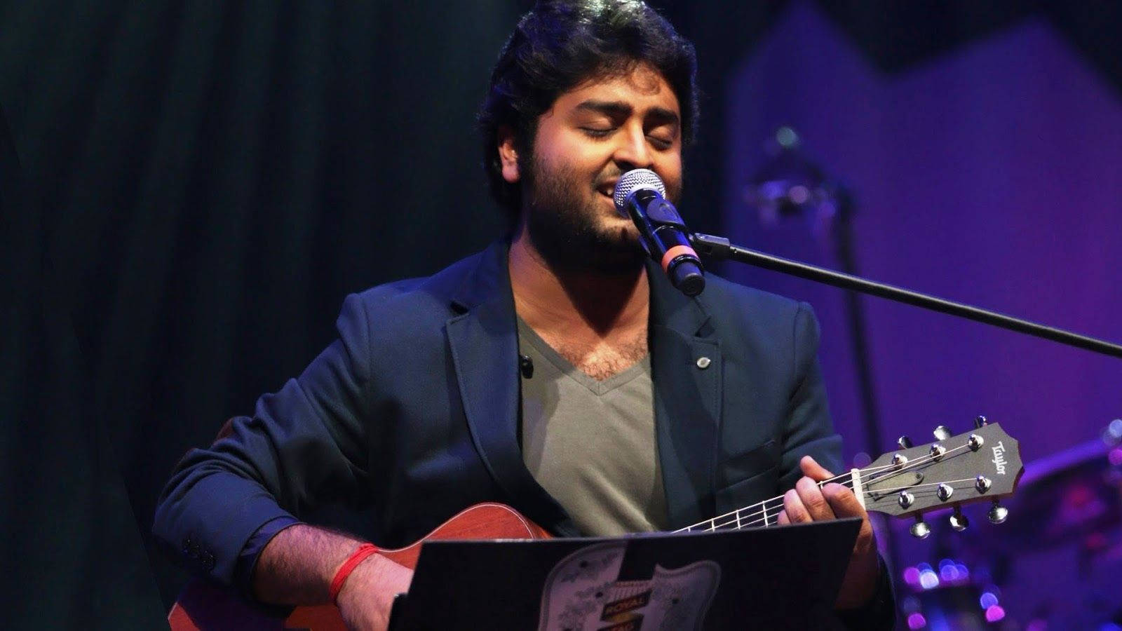 Arijit Singh, acoustic guitar, dimly lit stage, HD Desktop Wallpaper