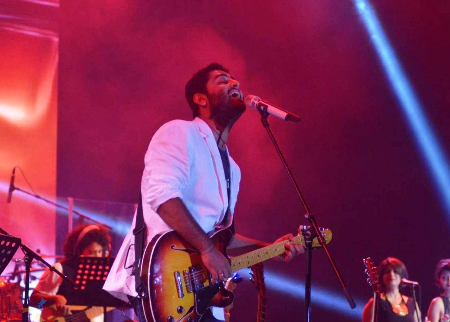 Arijit Singh, white jacket, sunburst electric guitar, HD Desktop Wallpaper