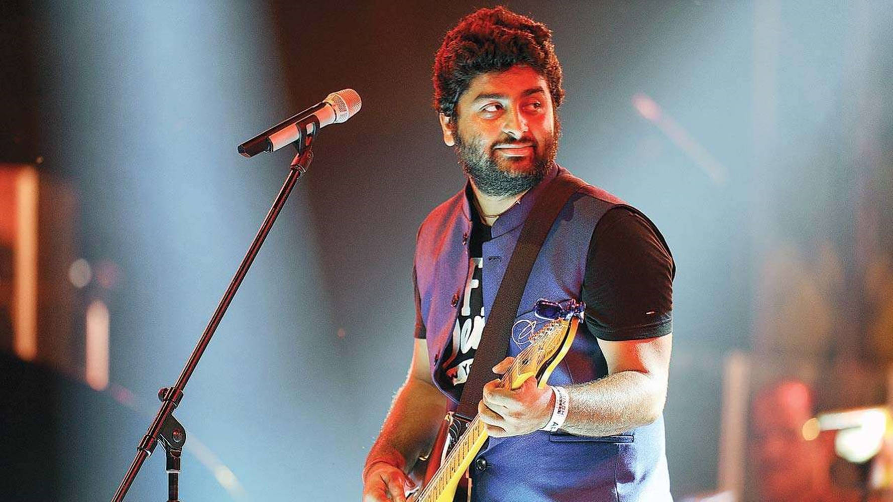 Arijit Singh, yellow electric guitar, smoky stage, HD Desktop Wallpaper