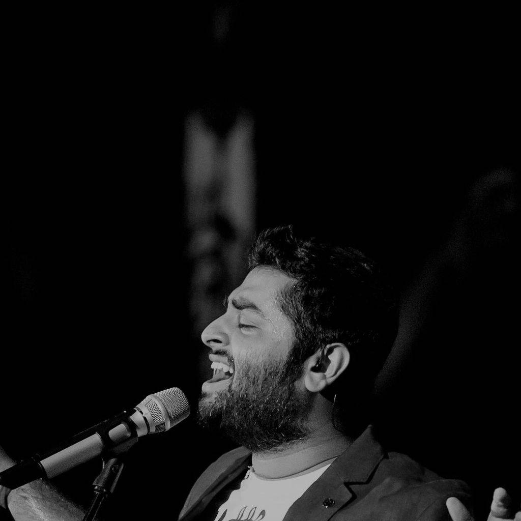 Arijit Singh, microphone, dramatic stage lighting, SD Desktop Wallpaper
