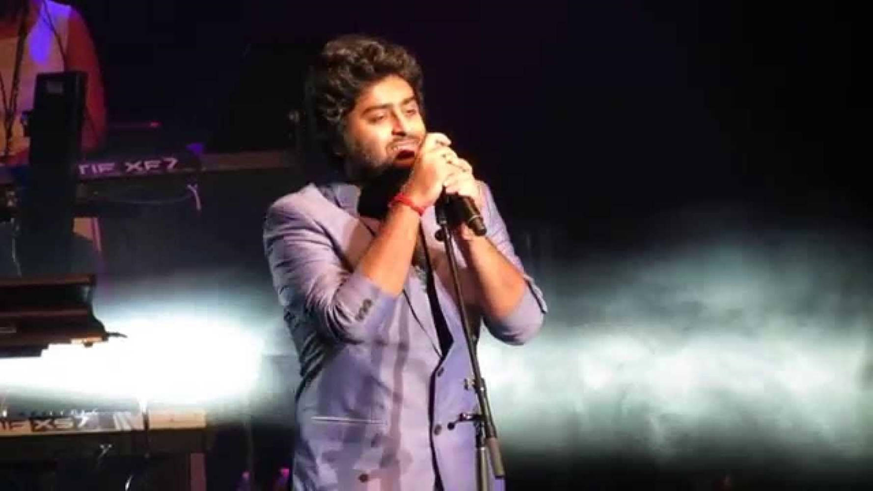Arijit Singh, light purple suit, microphone, HD Desktop Wallpaper