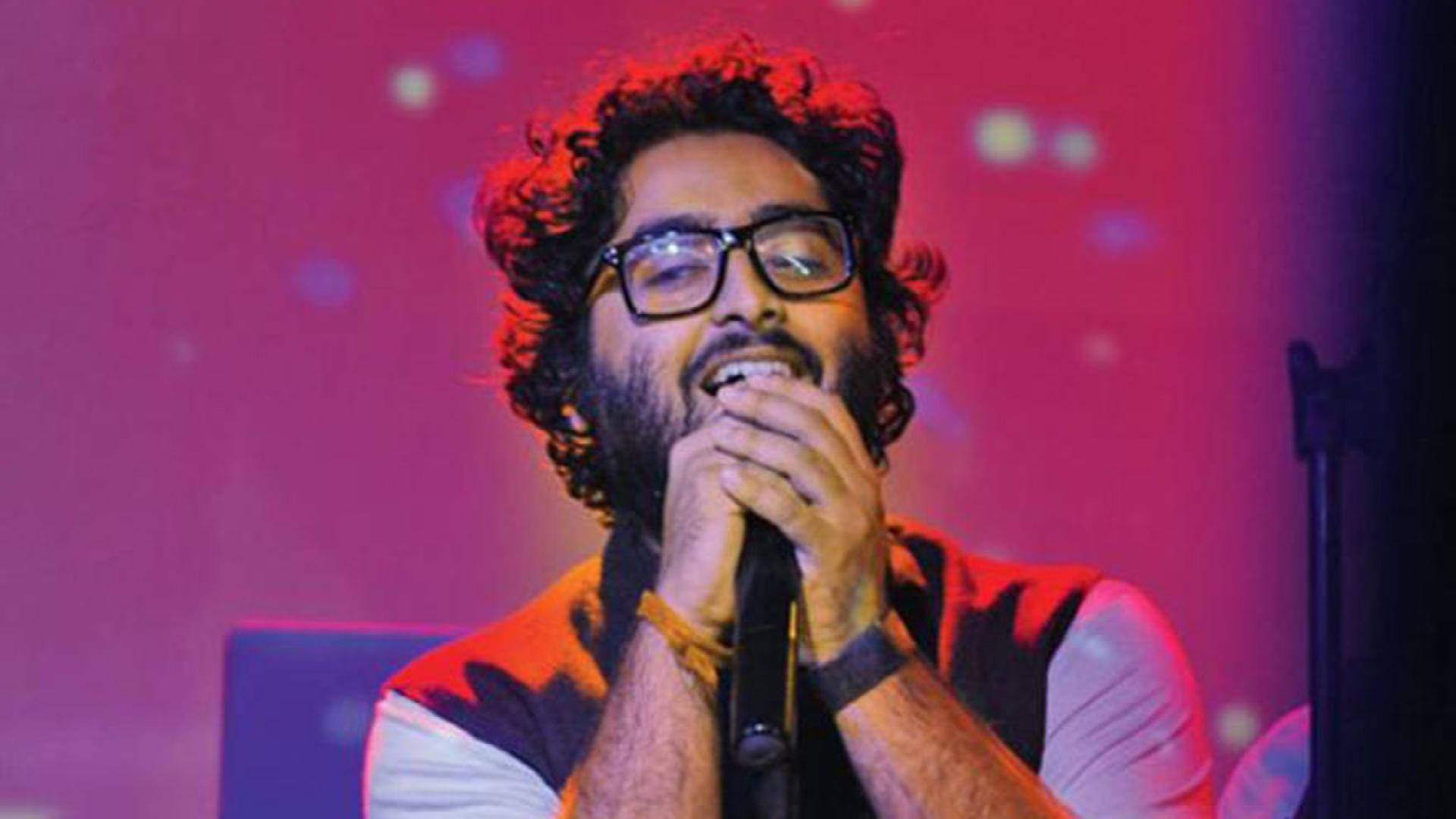 Arijit Singh, microphone, vibrant pink and purple stage lights, Full HD Desktop Wallpaper