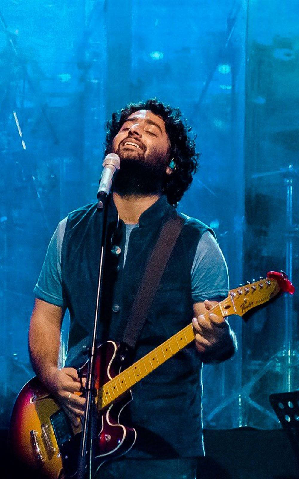 Arijit Singh, sunburst electric guitar, blue stage lights, HD Phone Wallpaper