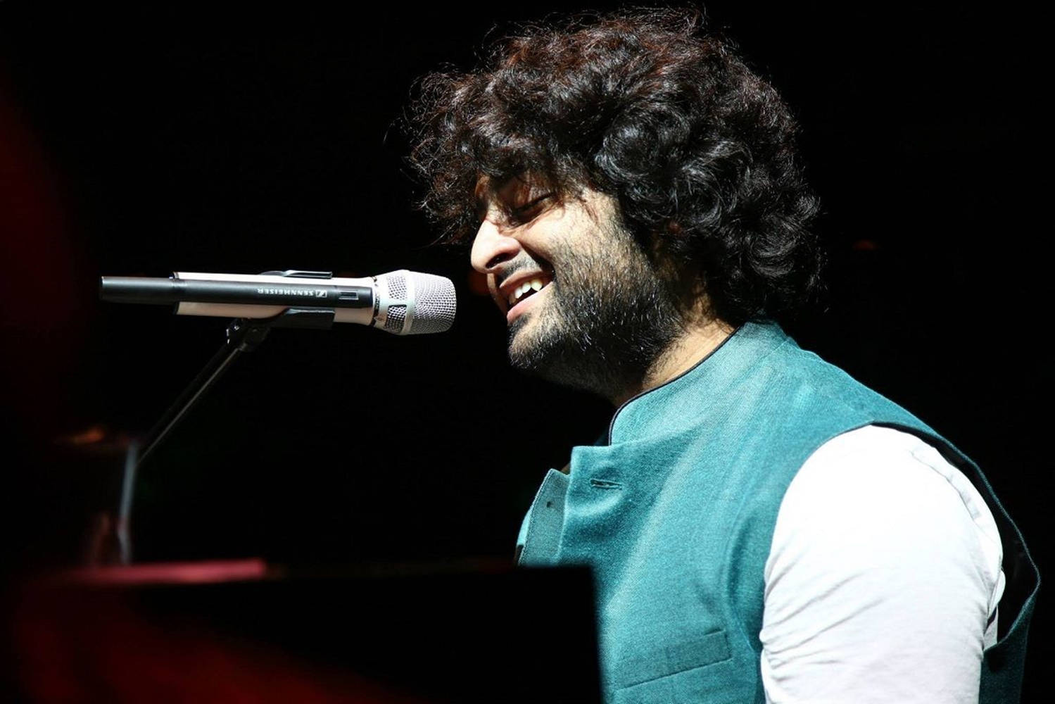 Arijit Singh, piano, microphone, HD Desktop Wallpaper