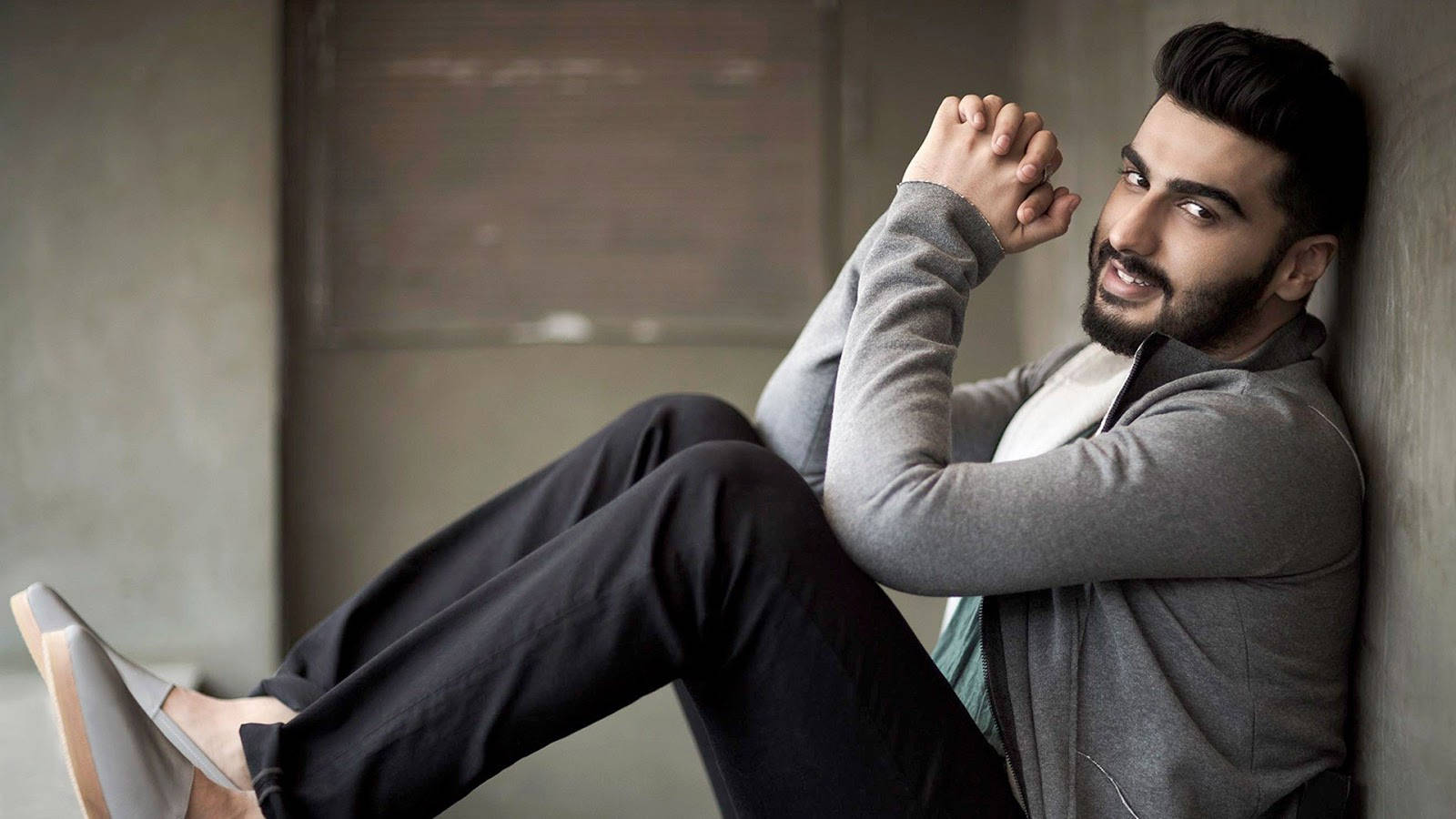 Arjun Kapoor, grey sweater, black pants, HD Desktop Wallpaper