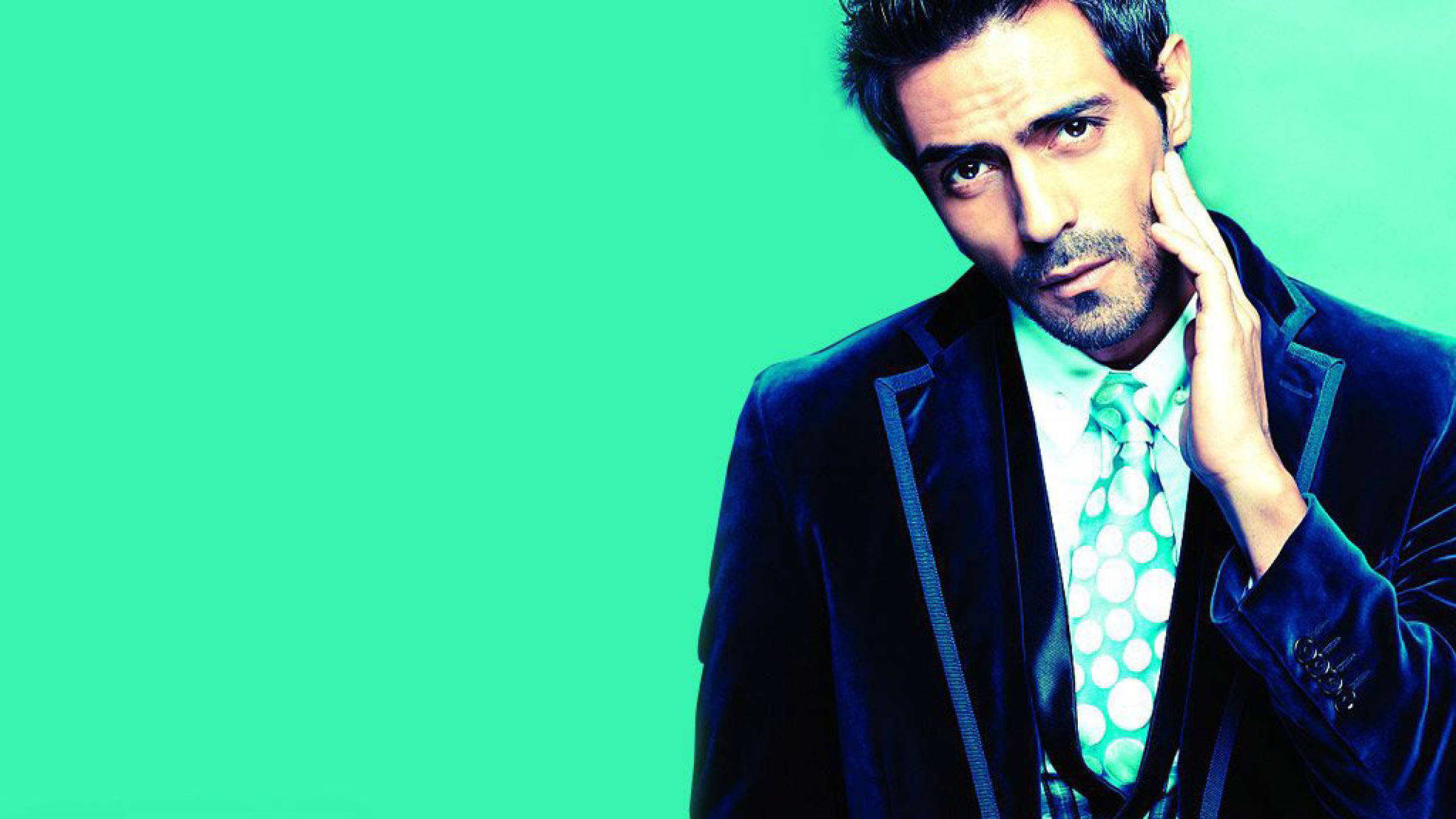 Arjun Rampal, dark velvet suit, polka dot tie, 2K Desktop Wallpaper