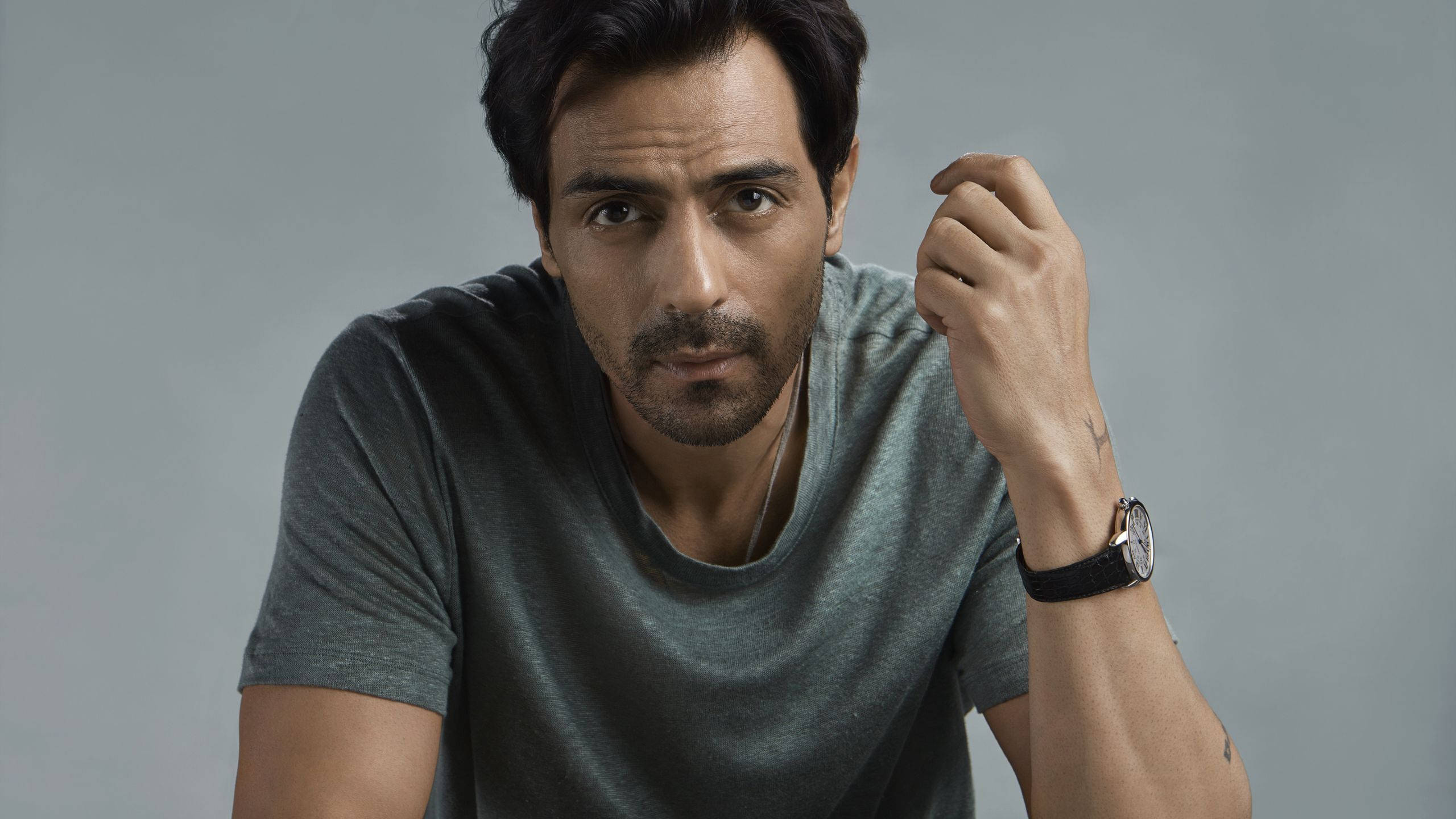 Arjun Rampal, gray t-shirt, black watch, 2K Desktop Wallpaper