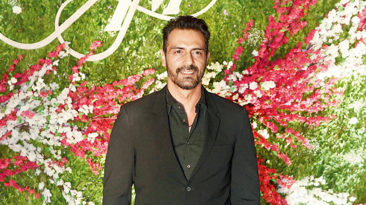 Arjun Rampal, black suit, floral wall, HD Desktop Wallpaper