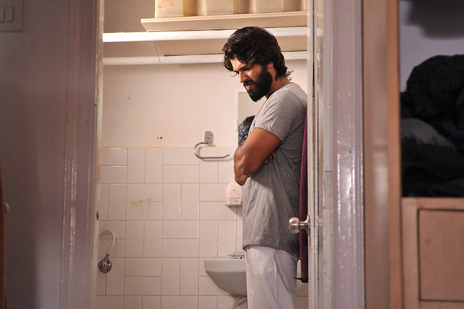 Arjun Reddy, bathroom, gray tshirt, HD Desktop Wallpaper