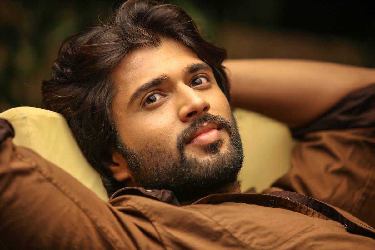 Arjun Reddy, yellow pillow, brown shirt, SD Desktop Wallpaper